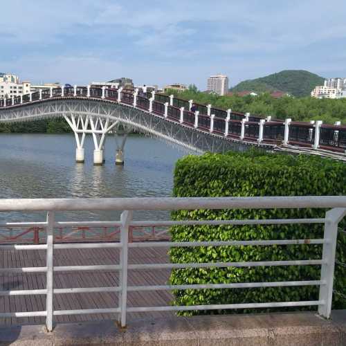 Пешеходный мост (Мост радуга), пьяный мост, Китай