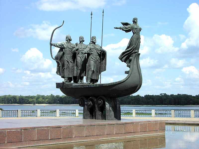 Киев, памятник легендарным основателям города: Кий, Щек, Хорив и сестра Лыбидь