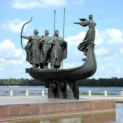 Киев, памятник легендарным основателям города: Кий, Щек, Хорив и сестра Лыбидь