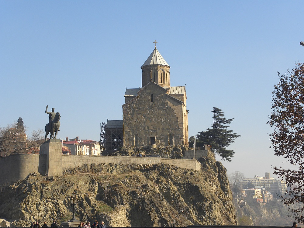 Тбилиси. Храм Метехи и памятник Вахтангу Горгасали — основателю города
