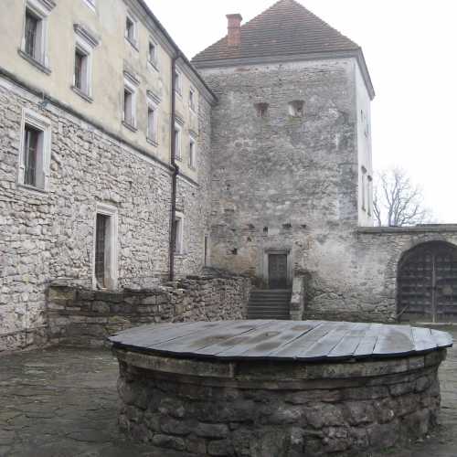 Древний колодезь в хозяйственном дворе Свиржского замка