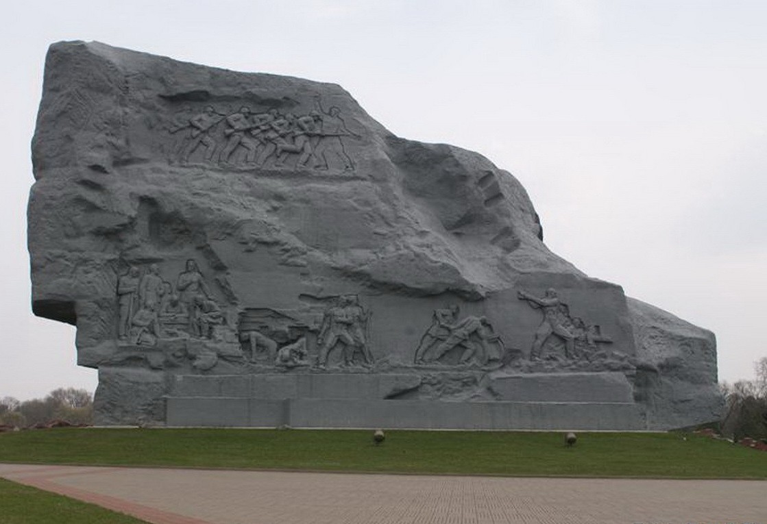 Брестская крепость. Обратная сторона памятника «Мкжество»- барильефы