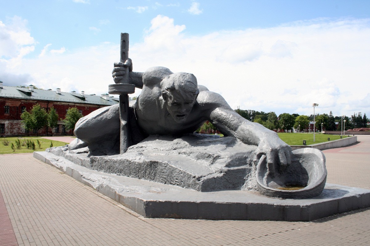 Брестская крепость. Памятник «Жажда».