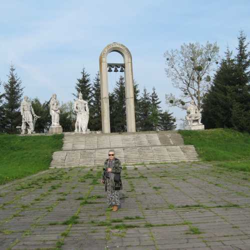 Памятник 900-летию Звенигорода, Ukraine
