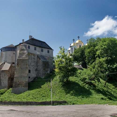 Острожский замок (вид с нижней дороги)