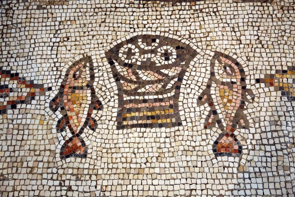 Мозаическое панно на полу перед алтарём в Храме Умножения Хлебов и Рыб.