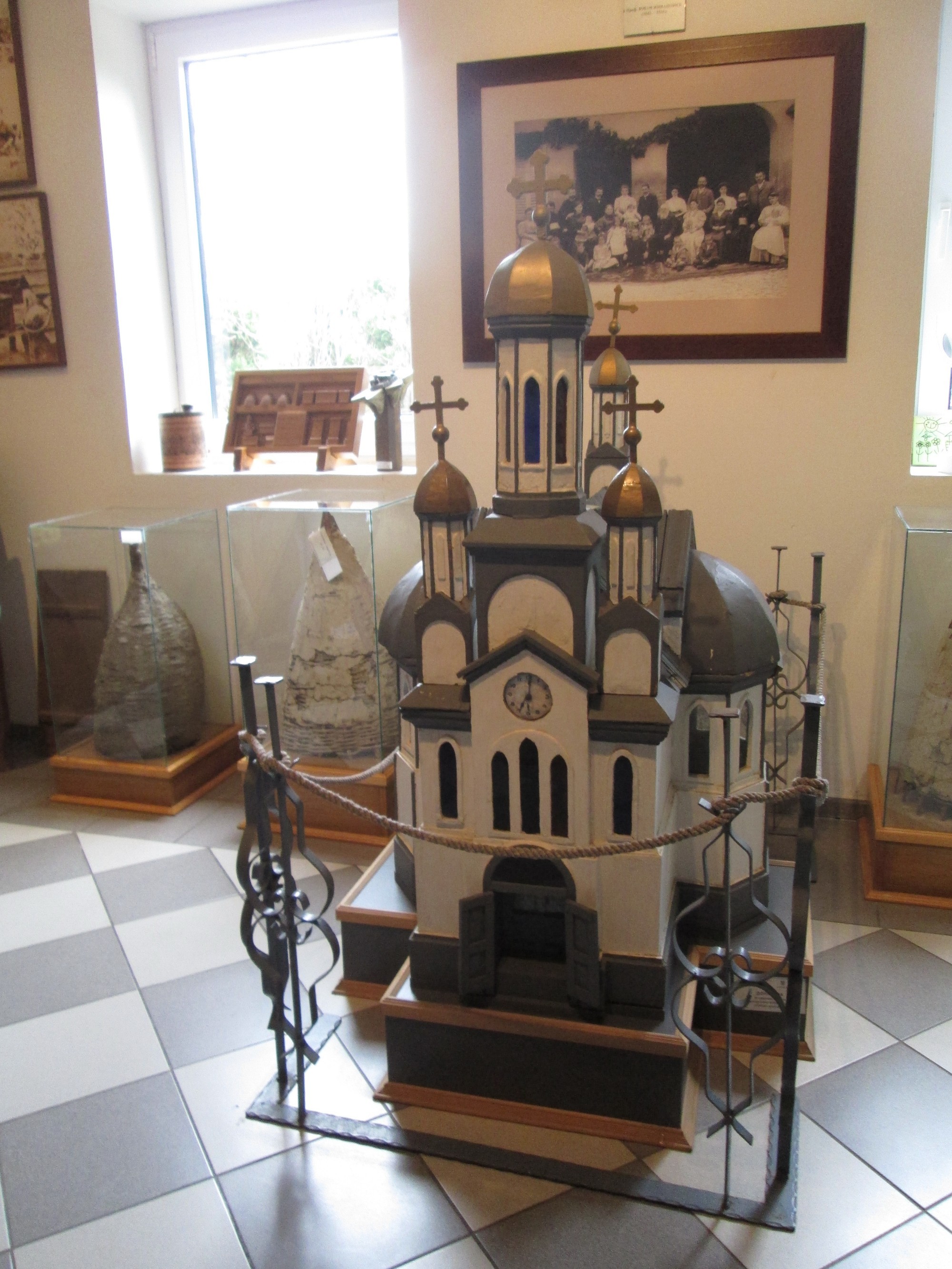 Улей в виде церкви в музее мёда в Сремских Карловцах