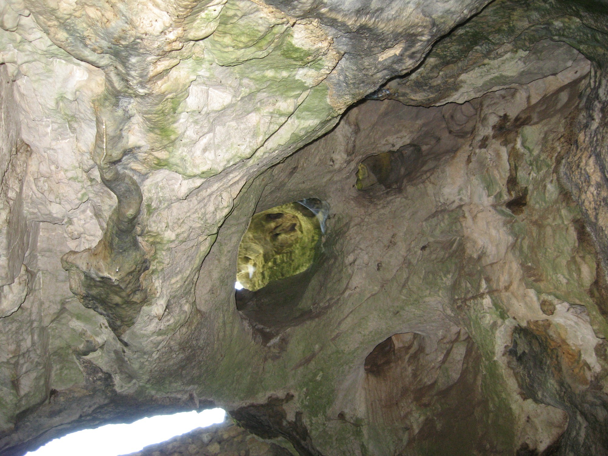 Пещера Врело. Внутри эти отверстия смотрятся, как окна