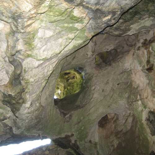 Пещера Врело. Внутри эти отверстия смотрятся, как окна