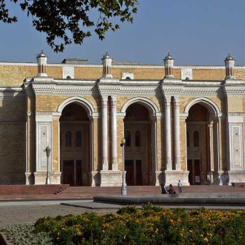 Государственый Большой оперный театр им. Алишера Навои