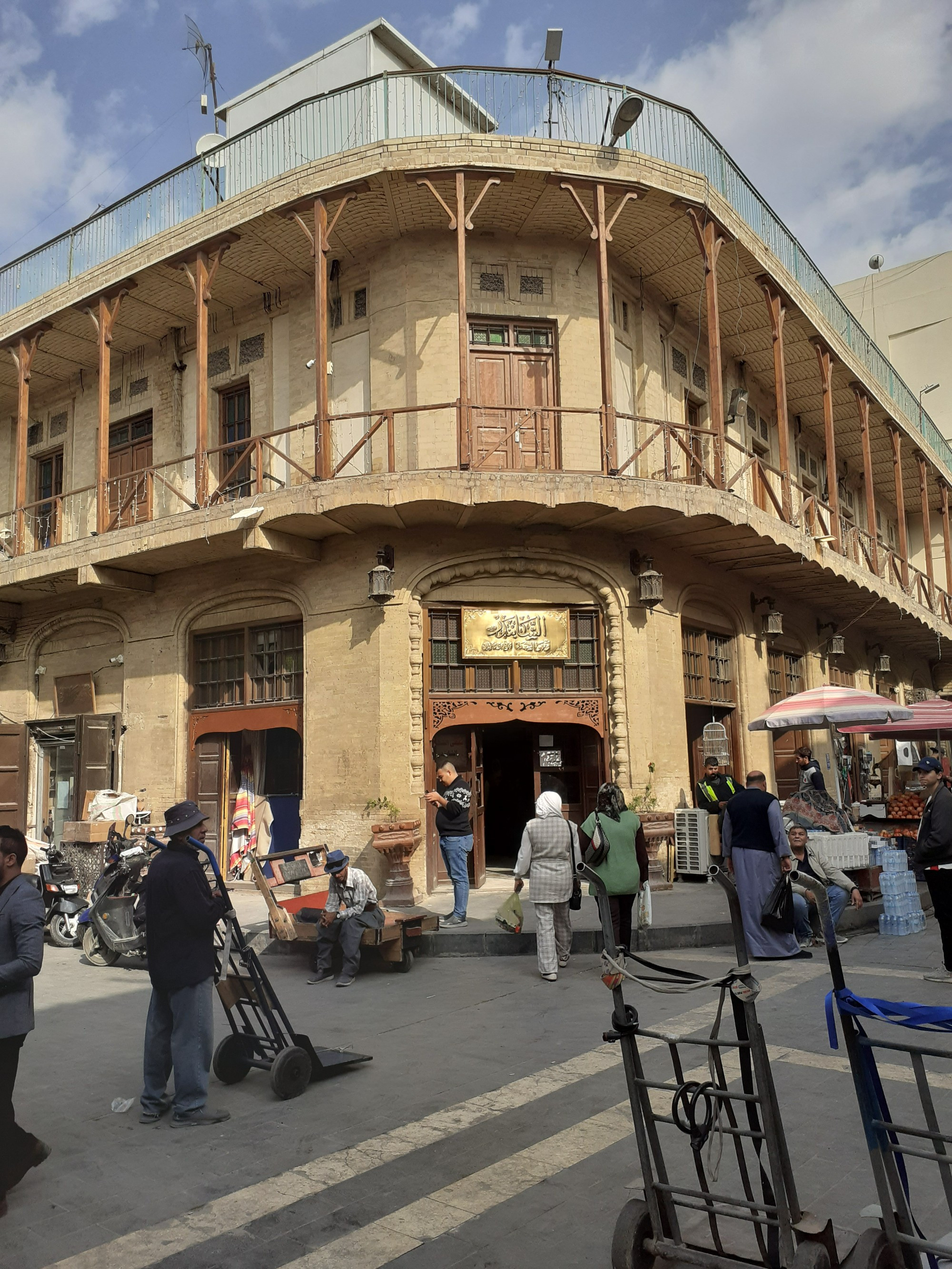 Улица Мутанабби. Своеобразный Латинский квартал Багдада. Это культурный центр города.