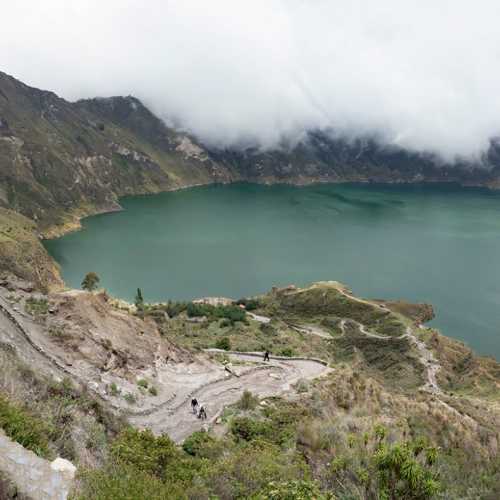 Hồ Quilotoa nằm trên dãy núi Andes ở Ecuador, được hình thành do hoạt động núi lửa cách đây khoảng 800 năm. Hồ có đường kính khoảng 3km và sâu 250m. 