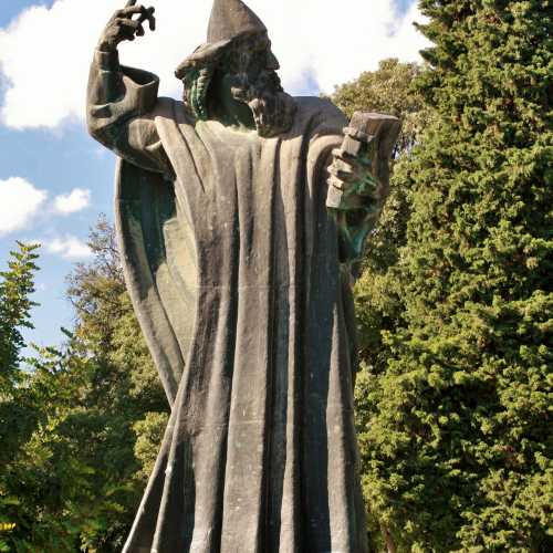 Grgur Ninski Statue photo