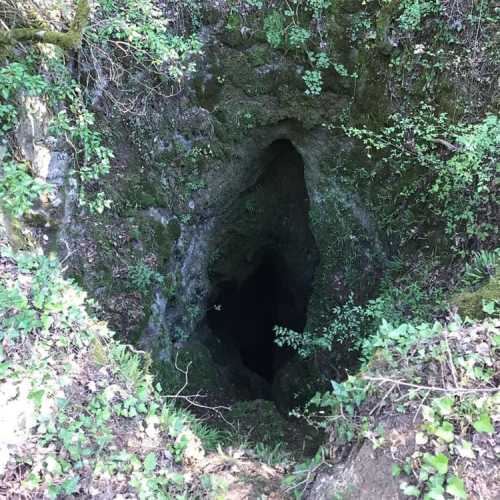 Пещерата “Дрънчи дупка” се казва така, защото хвърляйки камъче в нея, то трака падайки надолу. Дълбока е 24 метра.