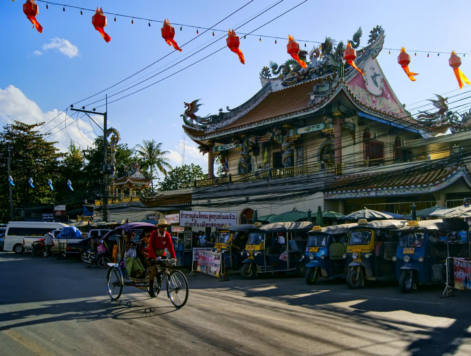 Китайский храм Чао Пор Там Коб расположен на главной улице городка Мае Сай в провинции Чианграй на севере Таиланда у границы с Мьянмой. Интересная и своеобразная архитектура бросается в глаза, не смотря на то, что храм буквально окружён оживлённым вещевым и продовольственным рынком, велорикшами и тук-туками.
