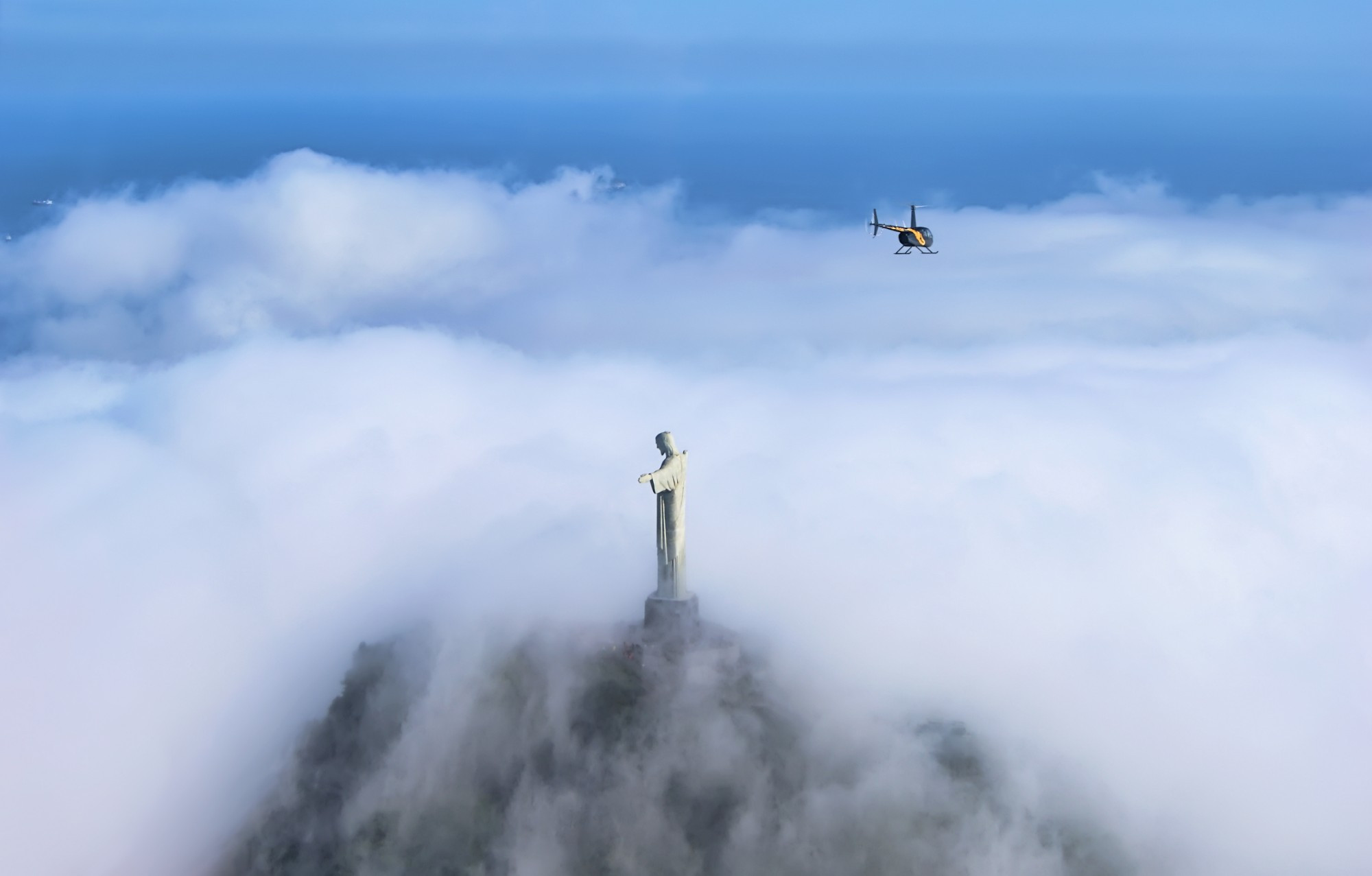 Одна из самых знаменитых статуй в мире и точно самая узнаваемая в Бразилии — статуя Христа-Искупителя. Установленная на горе Корковадо на высоте более 700 метров, она с распростертыми руками в благословляющем жесте смотрит на огромный город, находящийся под ней. Статуя Христа в Рио-де-Жанейро в силу своей известности привлекает миллионы туристов на гору Корковадо. С её высоты открывается прекрасный вид на десятимиллионный город с его бухтами, пляжами, стадионом «Маракана». Поводом для возведения монумента Христа стало приближение годовщины столетия независимости Бразилии в 1922 году. На сооружение монумента ушло около девяти лет. Открытие и освящение статуи состоялось 12 октября 1931 года. Статуя быстро взяла на себя роль символа Рио-де-Жанейро и всей Бразилии. А в 2007 году её избрали одним из новых семи чудес света.