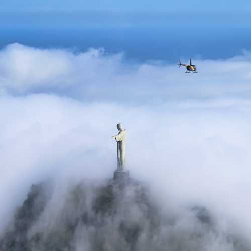 Одна из самых знаменитых статуй в мире и точно самая узнаваемая в Бразилии — статуя Христа-Искупителя. Установленная на горе Корковадо на высоте более 700 метров, она с распростертыми руками в благословляющем жесте смотрит на огромный город, находящийся под ней. Статуя Христа в Рио-де-Жанейро в силу своей известности привлекает миллионы туристов на гору Корковадо. С её высоты открывается прекрасный вид на десятимиллионный город с его бухтами, пляжами, стадионом «Маракана». Поводом для возведения монумента Христа стало приближение годовщины столетия независимости Бразилии в 1922 году. На сооружение монумента ушло около девяти лет. Открытие и освящение статуи состоялось 12 октября 1931 года. Статуя быстро взяла на себя роль символа Рио-де-Жанейро и всей Бразилии. А в 2007 году её избрали одним из новых семи чудес света.