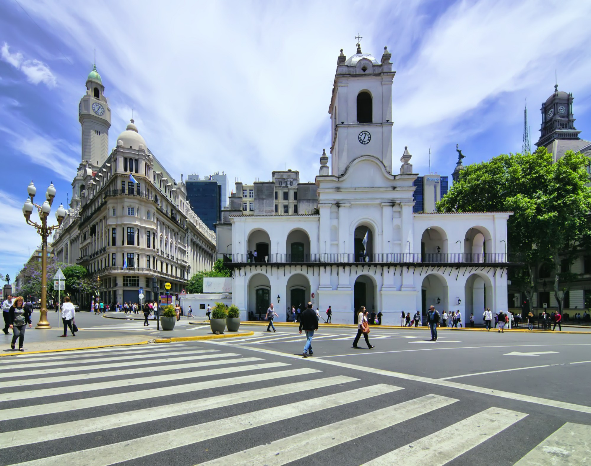 Городской законодательный орган Буэнос-Айреса и Национальный музей Кабильдо и Майской революции.
