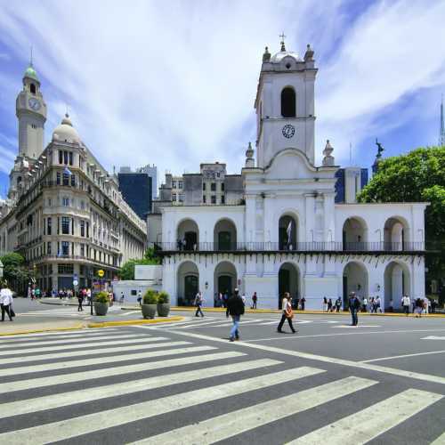 Городской законодательный орган Буэнос-Айреса и Национальный музей Кабильдо и Майской революции.