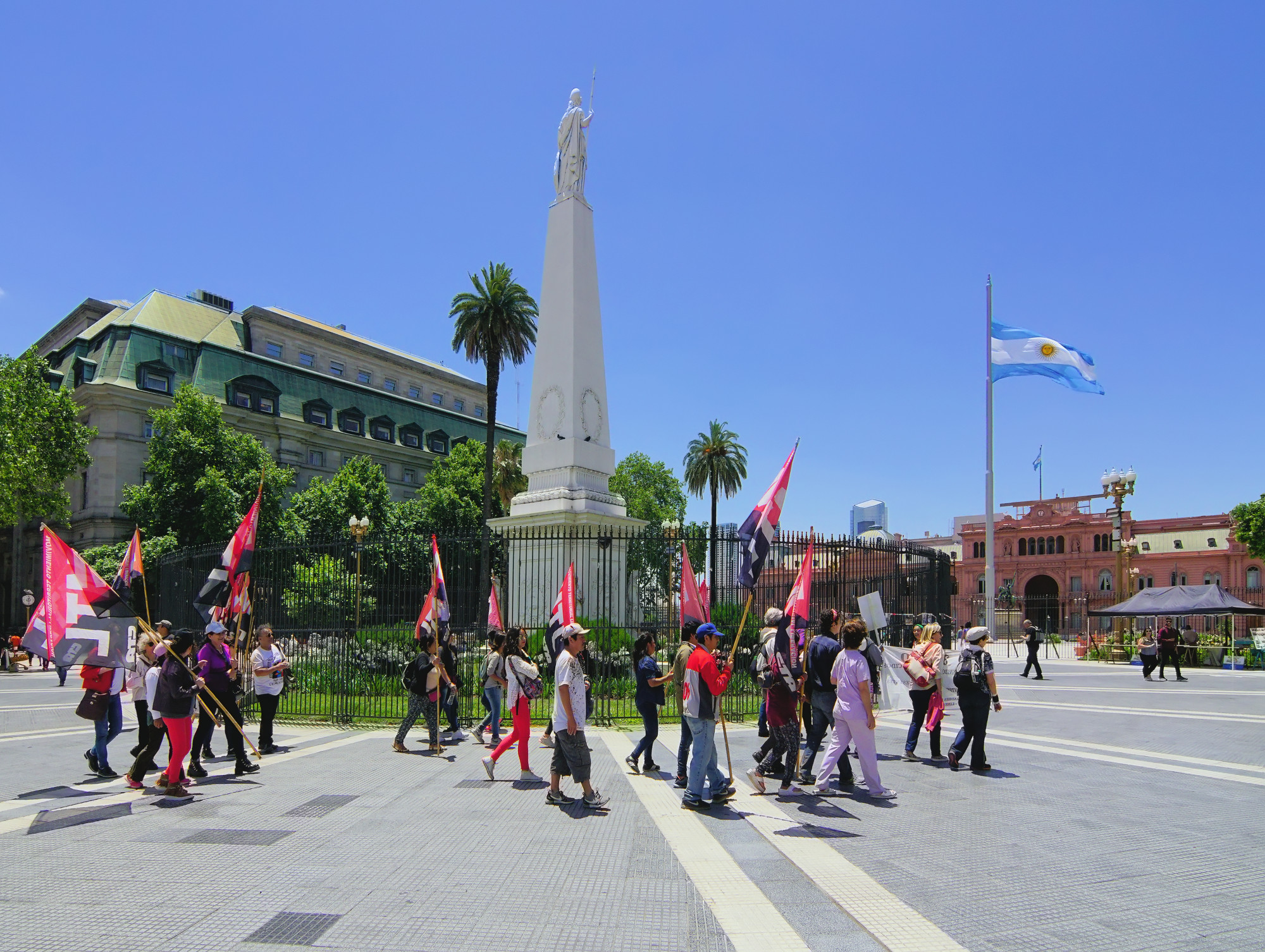 Площадь Мая (исп. Plaza de Mayo) — центральная площадь столицы Аргентины. Расположена между улицами Иполито Иригоена, Балькарсе, Ривадавия и Боливара. Существует с 1580 года и является местом, с которого начал отстраиваться Буэнос-Айрес. В 1810 году на площади происходили главные события Майской революции, в честь которой она была названа. 13 сентября 1816 года на Майской площади была провозглашена независимость Аргентины, а 21 октября 1860 года — было объявлено о принятии конституции Аргентины. Свой современный вид площадь приобрела в 1884 году, после сноса Старой Галереи и объединения двух площадей, которые были на этом месте раньше.<br/>
