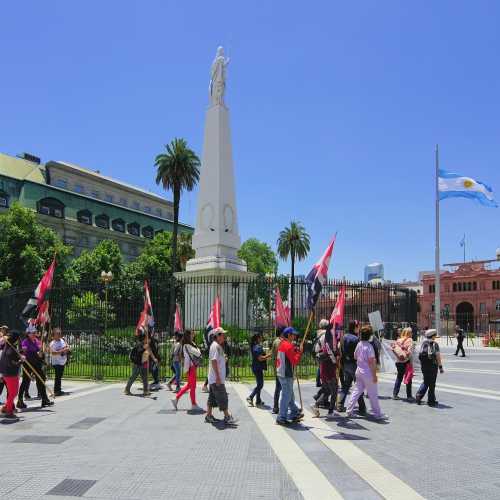 Площадь Мая (исп. Plaza de Mayo) — центральная площадь столицы Аргентины. Расположена между улицами Иполито Иригоена, Балькарсе, Ривадавия и Боливара. Существует с 1580 года и является местом, с которого начал отстраиваться Буэнос-Айрес. В 1810 году на площади происходили главные события Майской революции, в честь которой она была названа. 13 сентября 1816 года на Майской площади была провозглашена независимость Аргентины, а 21 октября 1860 года — было объявлено о принятии конституции Аргентины. Свой современный вид площадь приобрела в 1884 году, после сноса Старой Галереи и объединения двух площадей, которые были на этом месте раньше.<br/>
