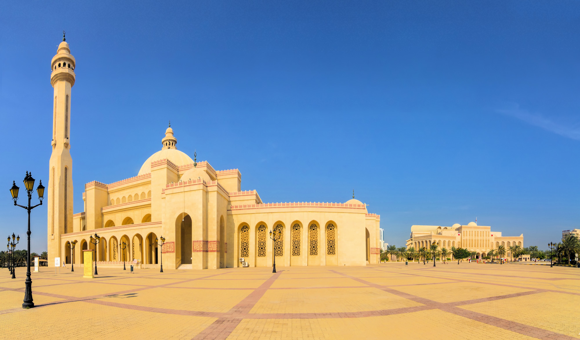 Манама. Мечеть аль-Фатиха и Библиотека Центра Культуры Шейха Исы.