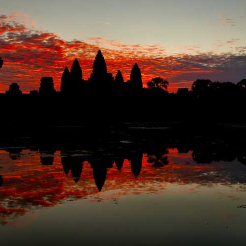 Сиемреап. Кровавый рассвет над храмом Ангкор Ват.