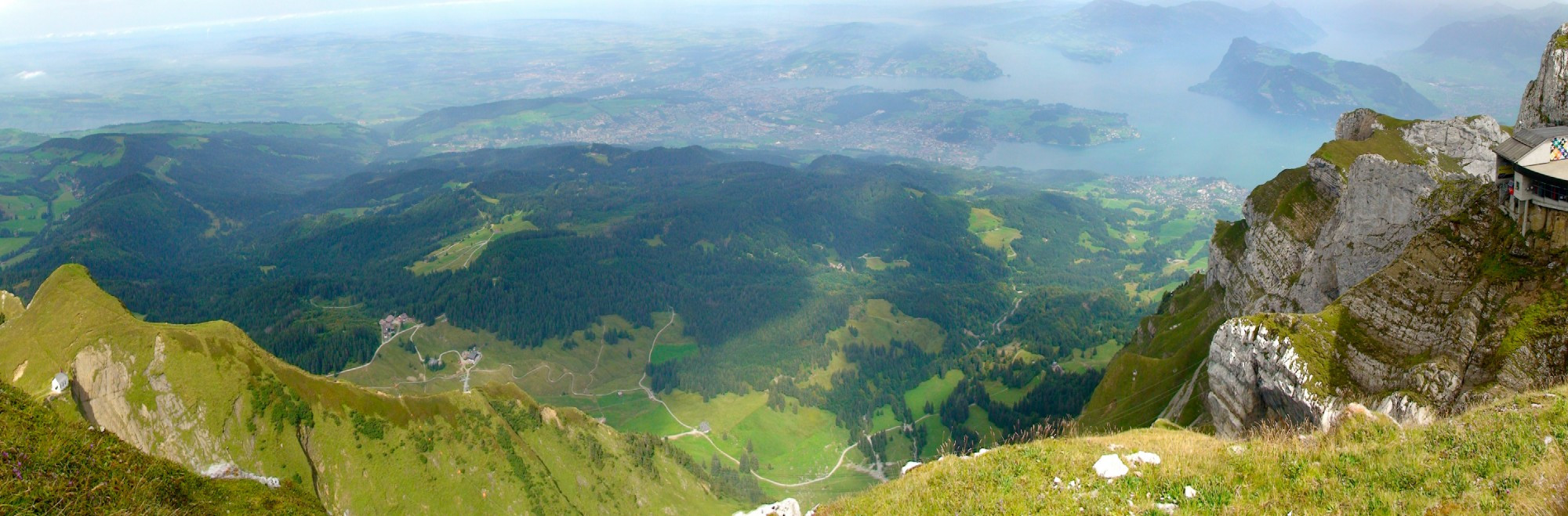 Панорамный вид с горы Пилатус на озеро Четырёх лесных кантонов.