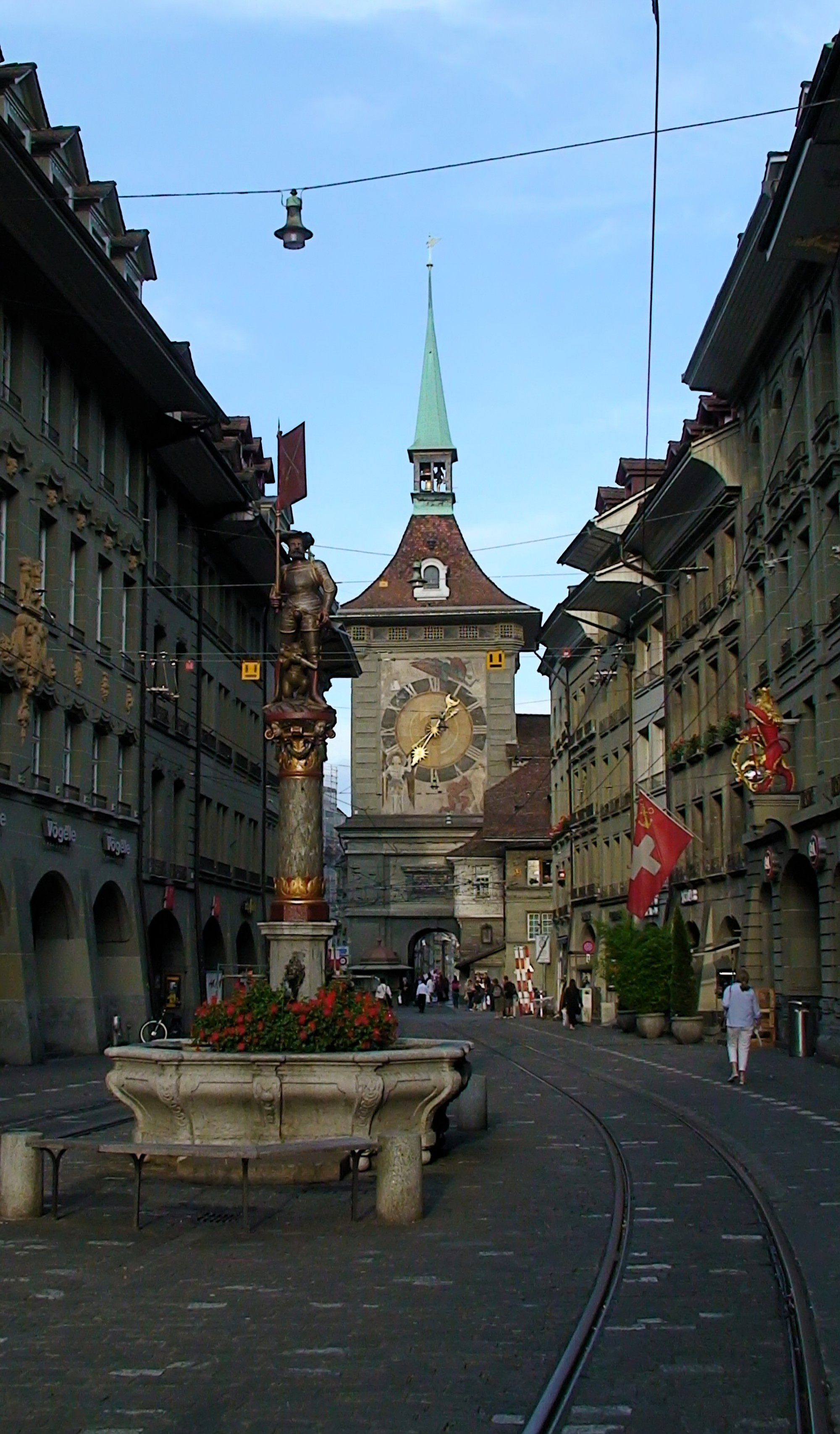 Цитглогге, или Часовая башня — часовая башня средневекового происхождения с астрономическими часами в исторической части Берна. Цитглогге возникла предположительно между 1218 и 1220 годами как оборонительная башня на западном конце центральной городской улицы основанного в 1191 году Берна. Башня с двигающимися механическими фигурами и астрономическими часами является одной из старейших часовых башен Швейцарии. Фонтан Шютценбруннен — небольшой фонтан, построенный между 1527-1543 годами, увенчан статуей стрелка, держащего знамя, и фигурой медвежонка с ружьём.<br/>
