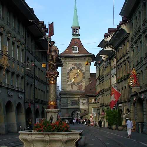 Цитглогге, или Часовая башня — часовая башня средневекового происхождения с астрономическими часами в исторической части Берна. Цитглогге возникла предположительно между 1218 и 1220 годами как оборонительная башня на западном конце центральной городской улицы основанного в 1191 году Берна. Башня с двигающимися механическими фигурами и астрономическими часами является одной из старейших часовых башен Швейцарии. Фонтан Шютценбруннен — небольшой фонтан, построенный между 1527-1543 годами, увенчан статуей стрелка, держащего знамя, и фигурой медвежонка с ружьём.<br/>
