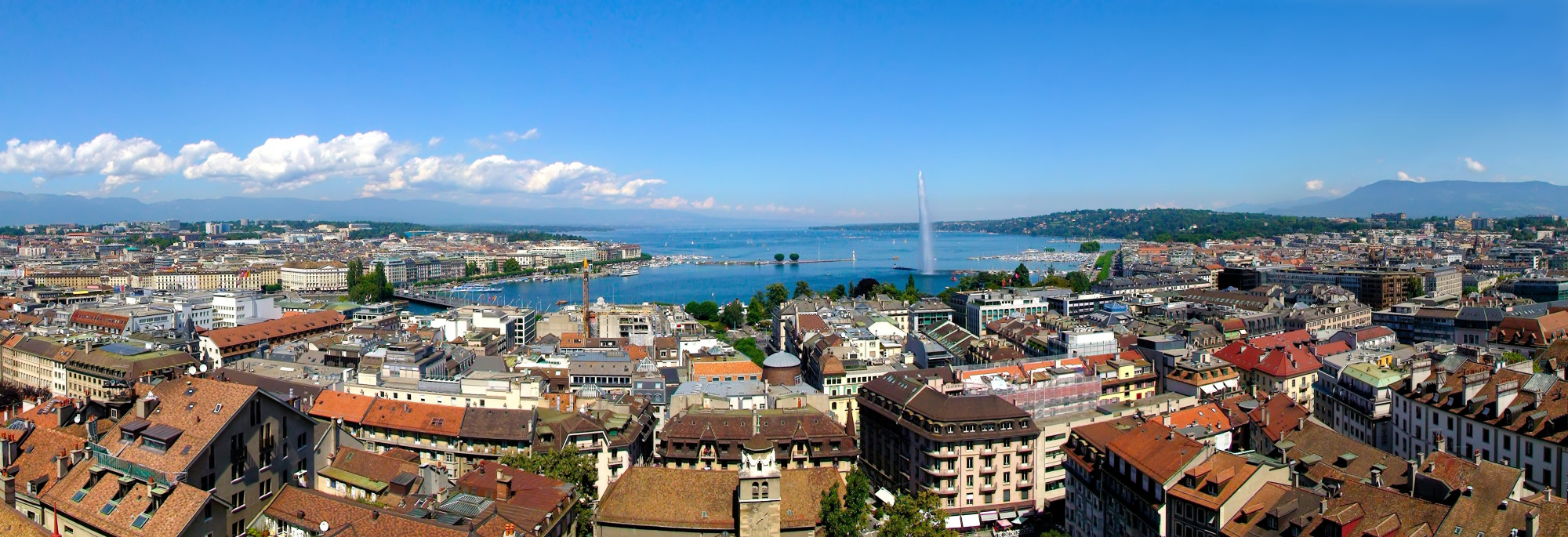Панорамный вид на Женеву и Женевское озеро с северной башни собора Святого Петра.
