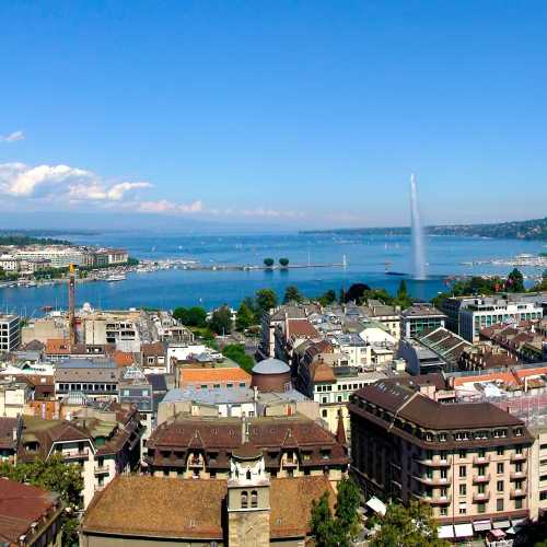 Панорамный вид на Женеву и Женевское озеро с северной башни собора Святого Петра.