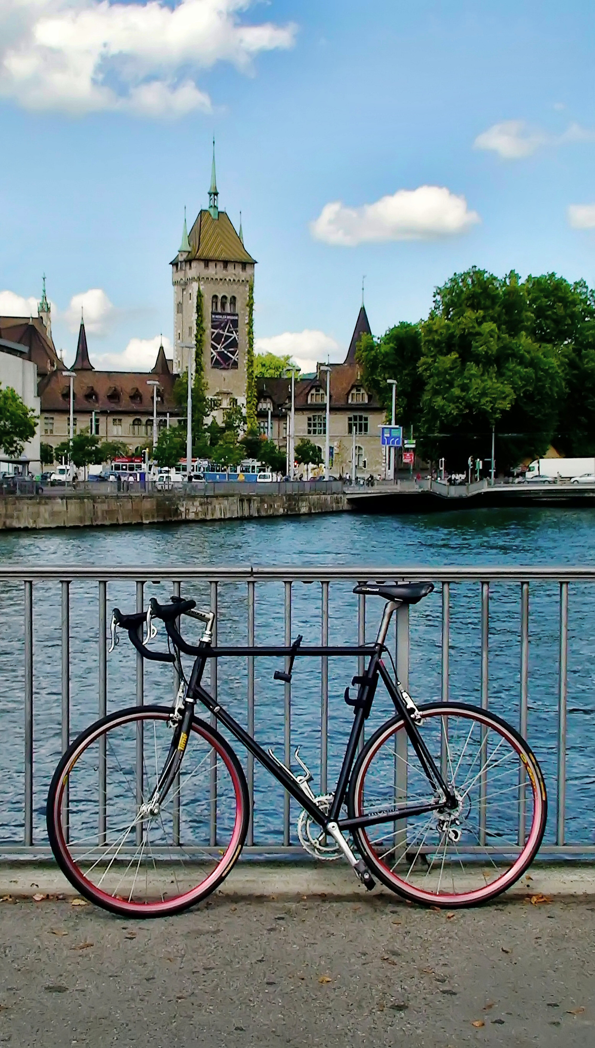 Велосипед и Швейцарский национальный музей Цюриха.