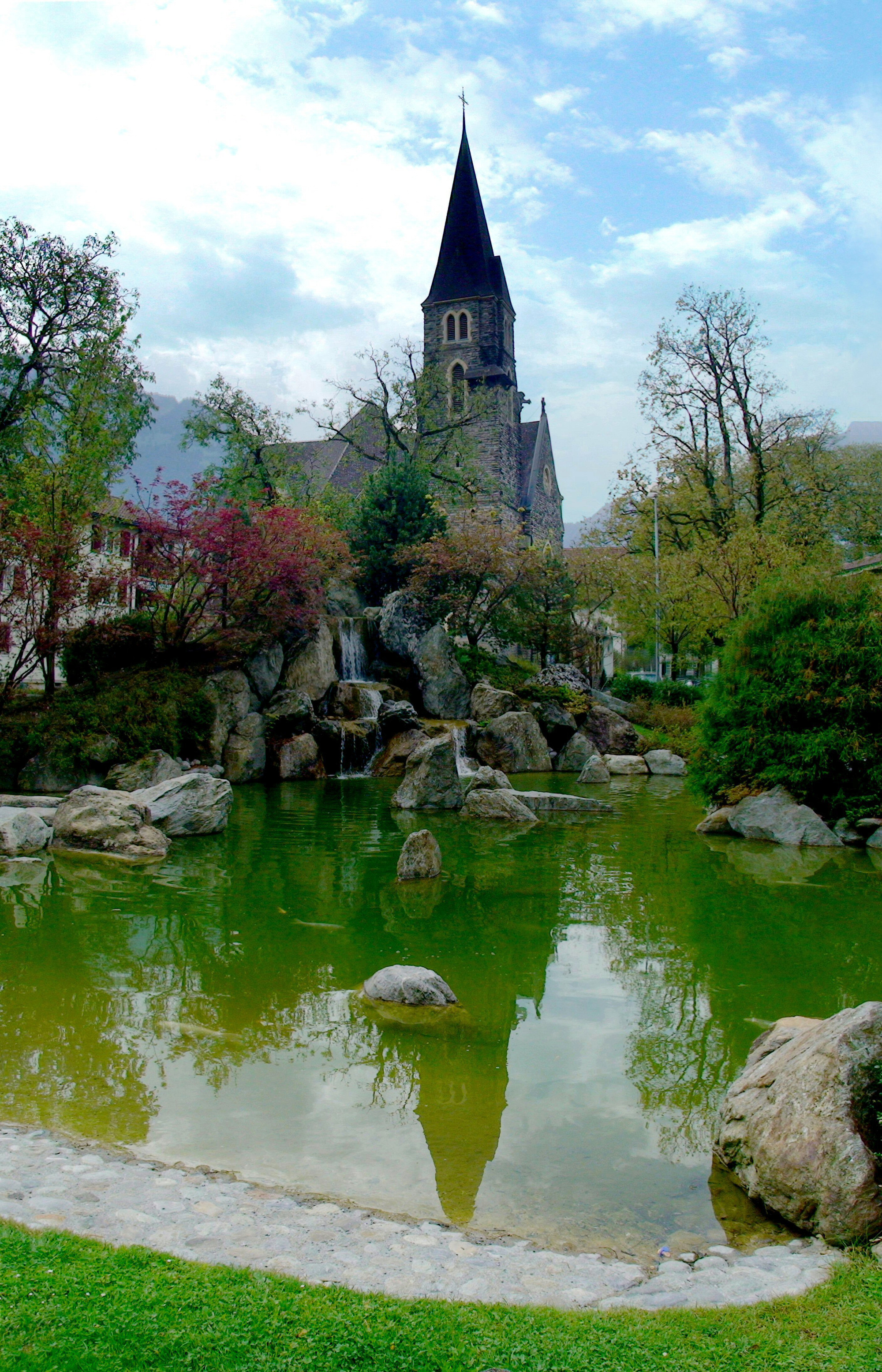 Сад дружбы — первый японский сад в Швейцарии, с камнями, прудом и цветными карпами кои. К саду примыкает Римско-католическая церковь Святого Духа (1906–1908).<br/>
