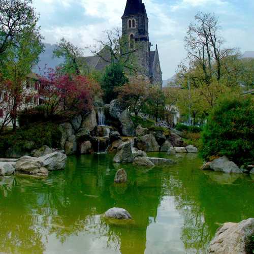 Сад дружбы — первый японский сад в Швейцарии, с камнями, прудом и цветными карпами кои. К саду примыкает Римско-католическая церковь Святого Духа (1906–1908).<br/>
