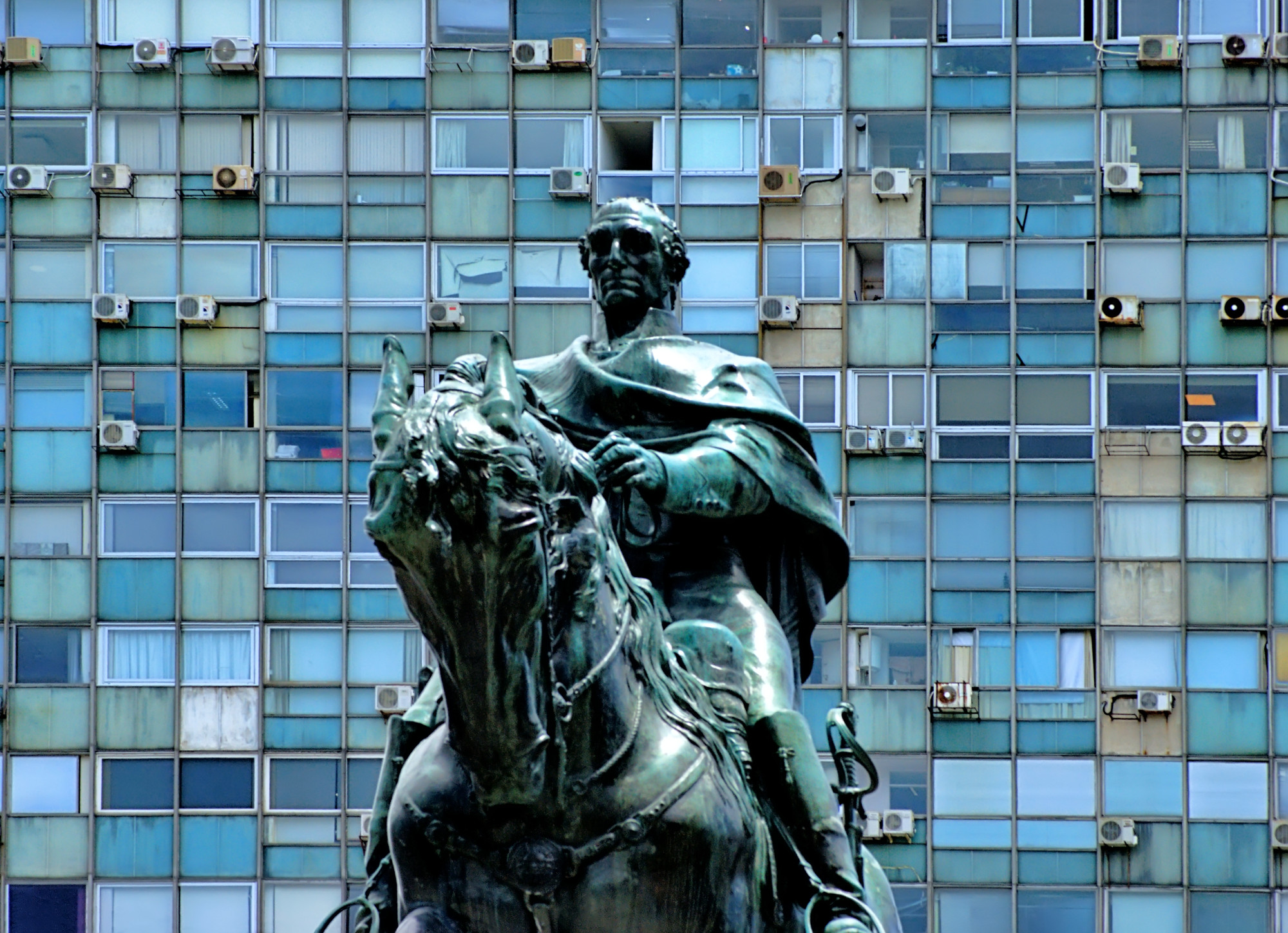 Памятник национальному герою Уругвая Хосе Гервасио Артигасу на фоне Эдифицио Сьюдадела, одного из уродливых зданий Монтевидео прямо посреди исторического центра.