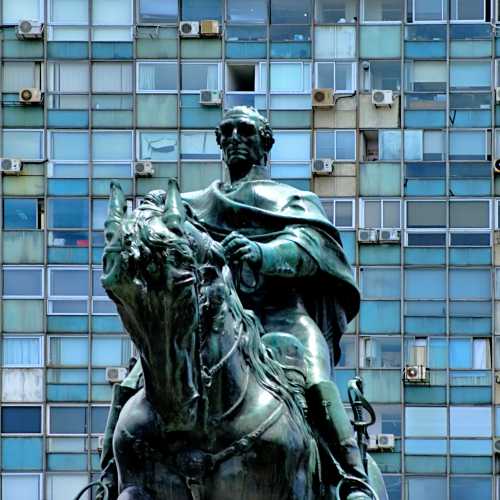 Памятник национальному герою Уругвая Хосе Гервасио Артигасу на фоне Эдифицио Сьюдадела, одного из уродливых зданий Монтевидео прямо посреди исторического центра.