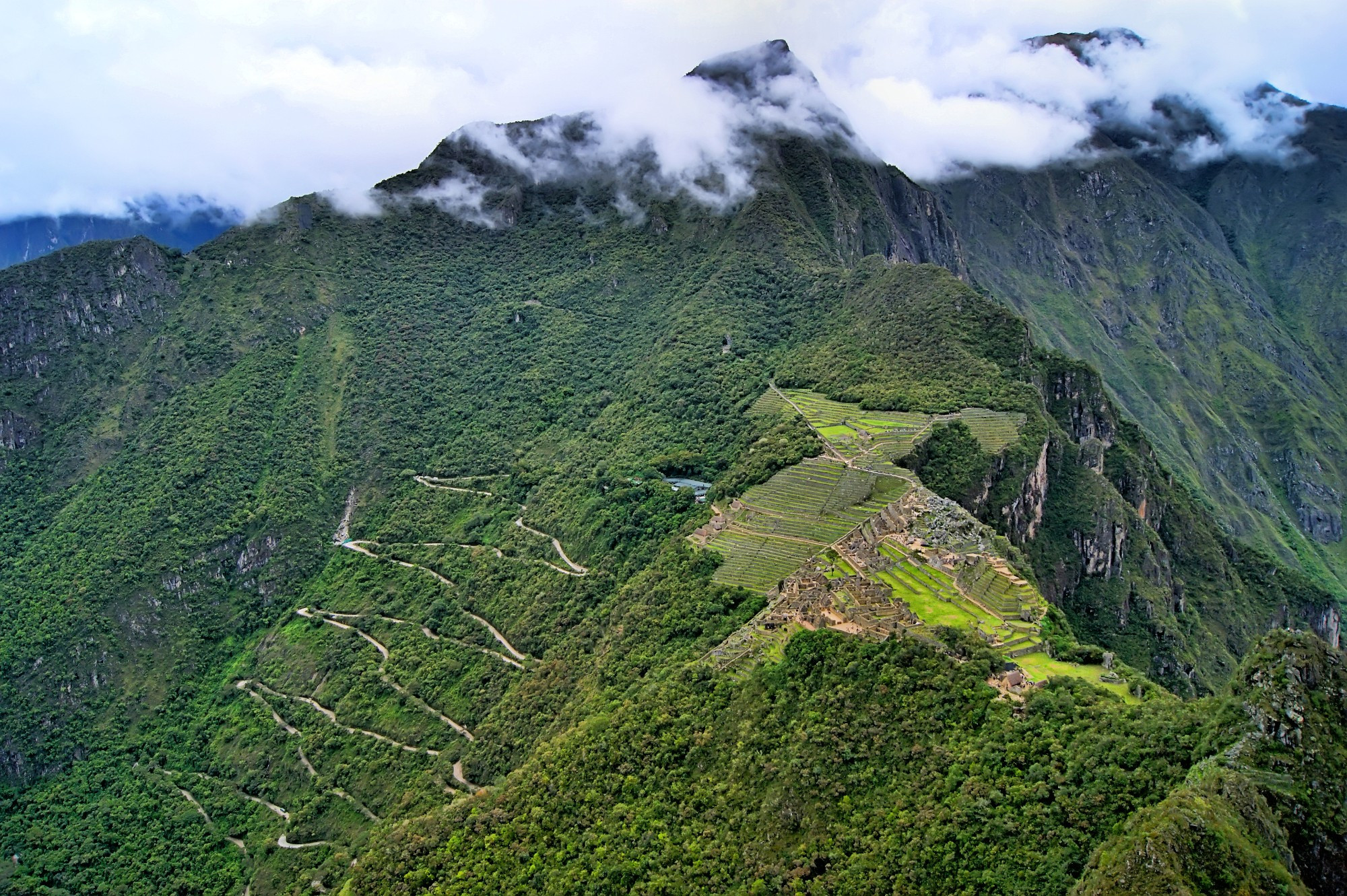 Вид с горы Уайна-Пикчу на Затерянный город Мачу-Пикчу и дорогу-серпантин, ведущую в Агуас-Кальентес.<br/>
