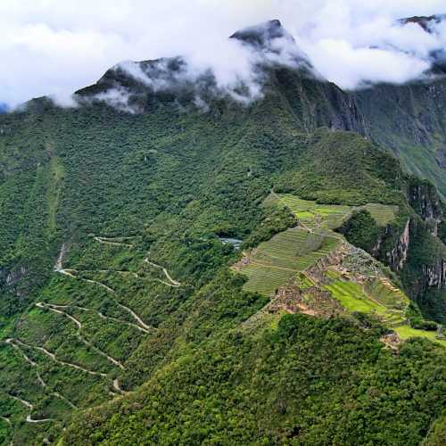 Вид с горы Уайна-Пикчу на Затерянный город Мачу-Пикчу и дорогу-серпантин, ведущую в Агуас-Кальентес.<br/>
