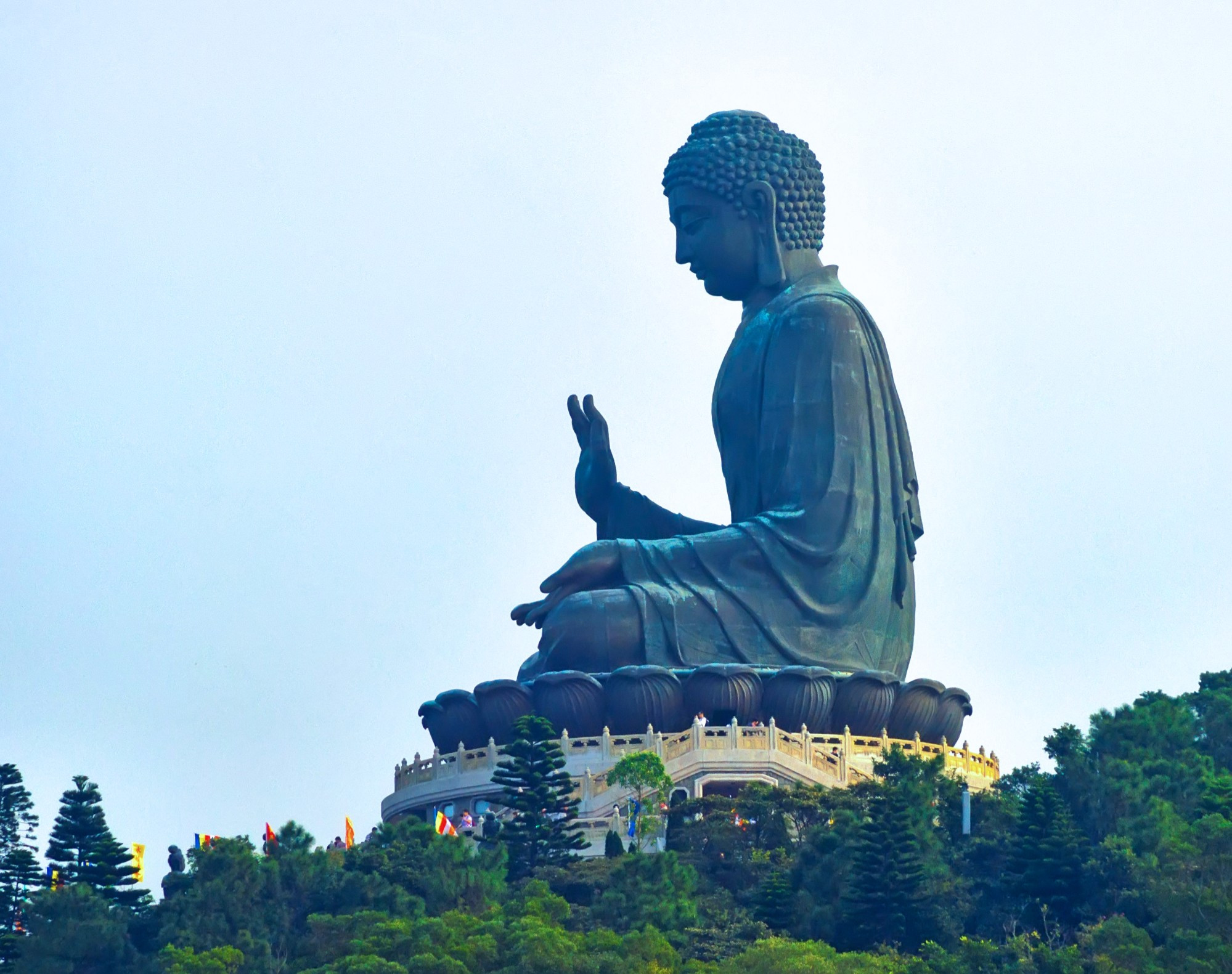 Большой Будда – это огромная статуя Будды Шакъямуни, которая находится в Гонконге на возвышенности Нгонпхин острова Лантау рядом с монастырём Поулиньсим. Настоящее (кантонское) название этой статуи переводится как «Большой Будда неба» или «Большой Будда Тхиньтхаань». Статуя символизирует гармоничные отношения между человеком и природой, человеком и религией.<br/>
Задумывалась эта статуя в 1976 году, но возведением её Авиационный департамент Китая занялся лишь в 1990 году. Открытие, в котором принимали участие буддисты из материкового Китая, Гонконга, Тайваня, Индии, Японии, Кореи, Таиланда, Малайзии, Сингапура, Шри-Ланки и США, состоялось 29 декабря 1993 года.<br/>
Большой Будда держится на стальном каркасе, покрытом 202 отдельными бронзовыми частями. Лицо дополнительно покрыто тонким слоем золота. Он сидит на трехъярусном основании в виде лотоса, скопированном с храма Неба в Пекине. Эта статуя Будды является одной из пяти самых больших в своём роде в Китае и самой большой в мире бронзовой статуей сидящего Будды под открытым небом. Высота статуи составляет 34 метра (высота горы Мукъю под ней – 482 м), вес – более 250 тонн, а весь комплекс занимает 6547 кв.м. Чтобы подняться к статуе, нужно преодолеть 268 ступеней (для инвалидов-колясочников есть отдельная дорожка).<br/>
Будда Тхиньтхаань сидит в позе медитации. Его правая рука поднята в мудре Абхая (рассеивает страх, обеспечивает защиту). Колесо Дхармы, начертанное на этой ладони, символизирует движение и прогресс. Его левая рука спокойно лежит на ноге, и её пальцы соединены в мудру Кубера (исполняет желания). Интересно, что эта статуя стоит лицом к северу, то есть как бы благословляет непосредственно Гонконг и материковый Китай; тогда как все остальные статуи Будд по всему миру развёрнуты лицом к югу.<br/>
На пьедестале-лотосе перед Буддой находятся шесть небольших бронзовых статуй бодхисатв, известные, как «шесть дэв-дарителей». Они преподносят Будде цветы, благовония, лампу, мазь, фрукты и музыку (в виде музыкального инструмента). Эти подношения символизируют благотворительность, мораль, терпение, усердие, медитацию и мудрость – всё то, что необходимо для достижения нирваны.