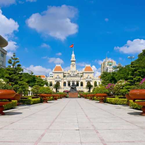 Здание городской ратуши.<br/>
Здание городского совета (Ho Chi Minh City Hall) Хошимина известно под разными именами. До 1954 года оно называлась просто городским советом. В промежуток времени с 1954 года по 1975 год здание носило название Городской Совет Сайгона. С 1975 года в здании стал располагаться народный комитет Хошимина. Здание в молочно-белых и жёлтых тонах расположено в конце бульвара Нгюен Хюэ на улице Ле Тхань Тон. Строительство здания было начато в марте 1898 и завершено в 1908 году. Считается, что здание было спроектировано известным французским архитектором Гарде, он также участвовал в работе над интерьером главного зала и прямоугольных боковых крыльев. На крыше здания находится знаменитая колокольня, расположенная на пьедестале, напоминающем пирамиду. Колокольные башни заимствованы из архитектурного стиля эпохи Возрождения, подобные башни можно видеть почти на всех крышах городских советов в большинстве европейских городов. Сегодня это действующее правительственное здание, куда не допускается никто, кроме государственных служащих и уборщиков. Здание совета выстроено в колониальном стиле, напоминающем о провинциальных французских городах. Хотя туристам не разрешается проходить внутрь, они могут рассмотреть здание снаружи, считается, что оно особенно красиво смотрится ночью в свете фонарей.