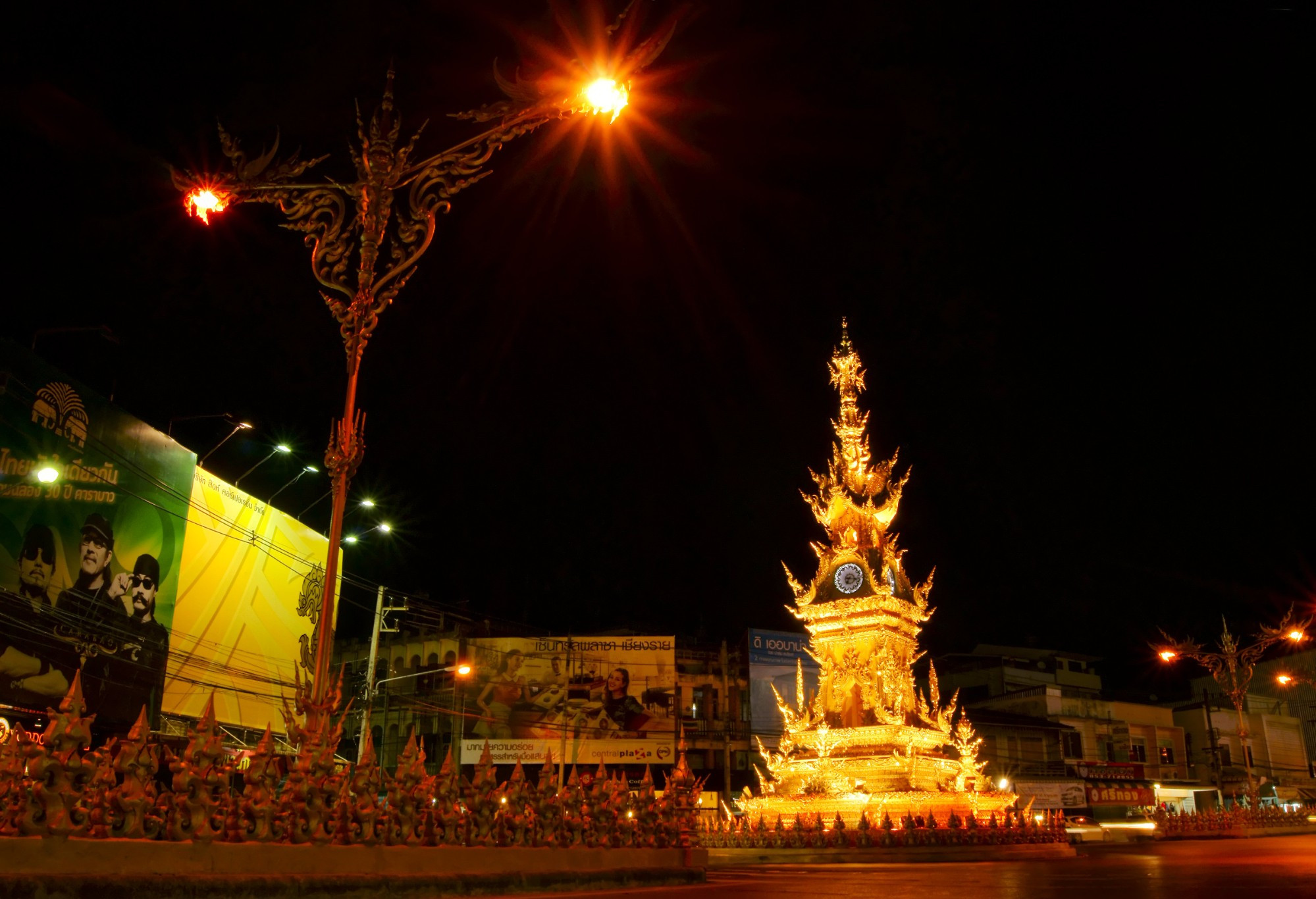 Башня с часами на главной площади города Чианг Рай работы Чалермчая Коситпипата — архитектора, создающего Белый Храм.