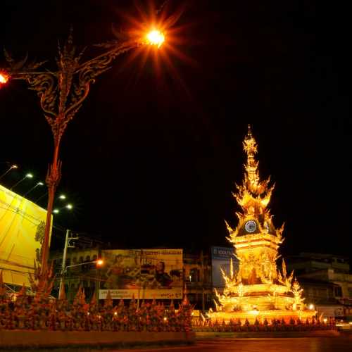 Башня с часами на главной площади города Чианг Рай работы Чалермчая Коситпипата — архитектора, создающего Белый Храм.
