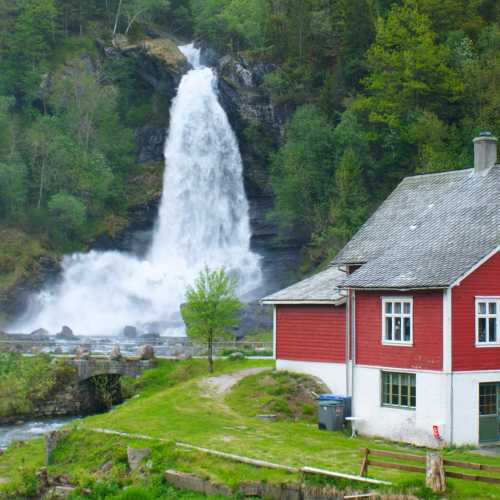 Домик у водопада.<br/>
Водопад Стейнсдалсфоссен (Steinsdalsfossen) расположен в 2 километрах от городка Норхеймсунн (Nordheimsund) на Хардангерфьорде (Hardangerfjorden), на национальной туристической дороге Хардангер (Hardanger). Это один из красивейших норвежских водопадов, высота которого составляет 20 метров. Он является частью реки Фоссэльва (Fosselva), берущей начало в горном озере Мюклаватнет (Myklavatnet), находящемся на высоте 814 метров над уровнем моря. <br/>
Является одним из самых посещаемых водопадов Норвегии. Водопад Стейнсдальсфоссен интересен тем, что можно зайти в нишу за падающей стеной воды и оттуда наблюдать за течением водного потока и любоваться прекрасным пейзажем. <br/>
Германский император Вильгельм II посещал водопад каждое лето в период с 1889 года и до начала Первой мировой войны.<br/>
На всемирной выставке Expo 2000 Норвегия выступила с копией водопада Стейнсдальсфоссен.