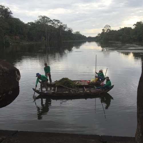 Cleaning the channel around ANGKOR THOM