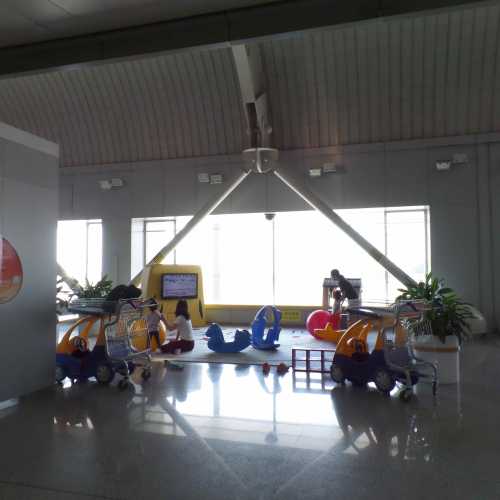 Int'l airport Kids playing area
