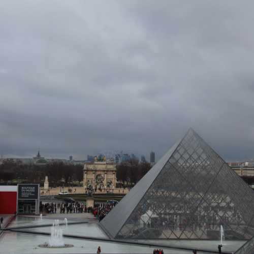 Пирамида Лувра photo