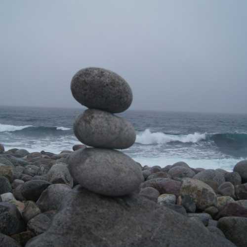 Пляж с круглыми камнями photo