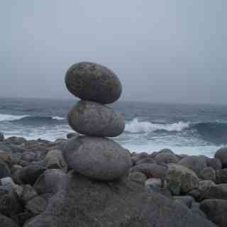Пляж с круглыми камнями