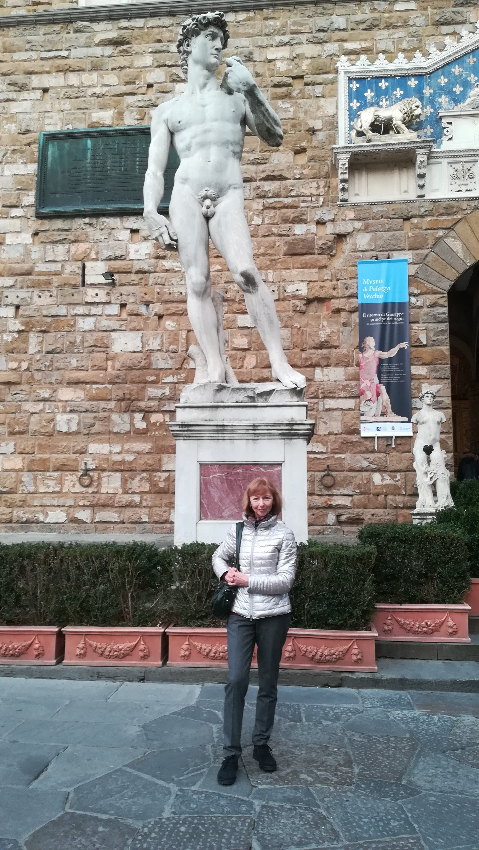 Чудо этой фотографии состоит в том, что на площади Синьории во Флоренции перед входом во Дворец Веккьо, где установлена статуя Давида работы Микеланжело (копия), всегда столпотворение, а мне б на миг, но удалось остаться с Давидом наедине. Март 2019 года. 